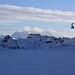 Blick von der Schwemmebene Plaun Segnas Sut auf die Skihütte Camona da Segnas (2102m).