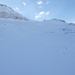 Skidepot (Bildmitte), Gipfelkreuz (links) und unsere Spuren