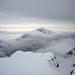 Dalla Cima Mezzeno il Menna sovrasta la Valsecca avvolta nelle nebbie (© Luminita)