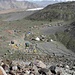 Tiefblick aufs Basecamp B.C. 4400m). Die große, weiße Jurte in der Mitte war mein Bierzelt