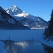 Der Thaneller spiegelt sich in der Eisfläche des Heiterwanger Sees, ....