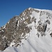 Zoom Ostgrat - Gut zu erkennen: Die grasige Querung und die kaum schneebedeckte Grasmulde oberhalb sowie die breitere Rinne im oberen Teil. 