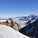 schönstes Gipfelgefühl - und -panorama;
dominant die Niesenkette