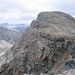 Hauptgipfel vom Piz Duan 3130 m
Links, 2000 m niedriger, Val Bregaglia.
Rechts, 700 m niedriger , der See Lägh da la Duana.