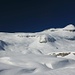 Blick zum Heiligkreuzkofel, der Aufstieg führt etwas links der Bildmitte links an den Felsen vorbei und dann oben rechts hinüber zum gut erkennabren Gipfelhang hoch zum Sattel und dann rechts den Felskopf hinauf