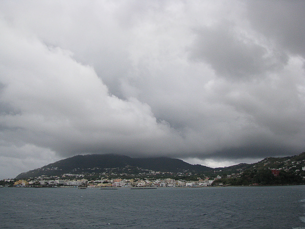 dunkle, bedrohliche Wolken ziehen über Ischia 
