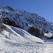 Im Aufstieg zur Oberalp (1913m) die im Winter unbewohnt ist. Wegen den vielen Tourenskifahrer und Schneeschuhläufer hat es hier inzwischen eine kleine, pickelharte Skipiste!<br /><br />Oben sind die Flanken des Erezberges (2616m) dessen Gipfel aber versteckt ist.