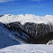 Rückblick über die Aufstiegsroute von den Alphütten bei Fanezmeder (2222m).<br /><br />Gegenüber des Tals grüssen wiederum Sandhubel (2763,9m), Valbellahorn (2764m) und der Strel (2674m).
