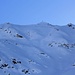 Blick oberhalb der Alphütten Fanezmeder (2222m) hinauf zum Chrachenhorn (2891m) mit seiner Wetterstation auf dem Gipfel. Einige alte Abfahrtsspuren sind in der steilen Nordflanke zu sehen.