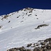 Auf windgepresstem Schnee zwischen Steinen hindurch geht es den Mitteltälligrat zum Skidepot bergauf. Der höchste Punkt vom Älplihorn ist links Oben aber von hier nicht zu sehen.