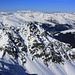 Tiefblick vorbei am Leidbachhorn (2908m) hinunter nach Davos Platz (1540m). Am Horizont ist die Schesaplana (2964,3m) zu sehen.