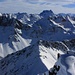 Aussicht vom Älplihorn (3005,6m) auf den Hoch Ducan / Piz Ducan (links; 3063m) und den mächtigen Piz Kesch / Piz d'Es-cha (3417,7m). Ganz rechts hinten ist Graubündens höchster Gipfel, der Piz Bernina (4048,6m) zu erkennen.