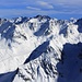 Aussicht vom Älplihorn (3005,6m) auf den Piz Vadret (3229m). Der äusserst selten bestiegene Gipfel wäre alpinistisch ein spannendes Skitourenziel!<br /><br />Am Horizont hinter dem Chüealphorn (3077,8m) ist sogar der Ortler / Ortles (3905m) zu sehen! Im Vordergrund schön in der Bilmitte ist das Mittaghorn (2735m).