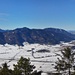 Panorama Osterfeuerkopf: ganz links die dunkle Westseite des Estergebirges ("Nasse Wand"), dann Wetterstein mit Zugpitze über dem Tal der Loisach, rechts die Ammergauer Alpen (Kramer - Hörnle), ganz rechts Murnau (zwischen den Bäumen)