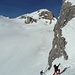 die kurze Steilstufe zum Gletscher hinunter, welche den Tourengängern zuweilen Schwierigkeiten bereitet