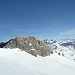 der Dôme mit den 2 möglichen Uebergängen zum Diablerets-Gletscher: links (nordseitig) die Felsstufe mit Fixseil, rechts (südseitig) die kurze Steilstufe