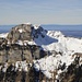 eindrücklich, das sich gegenüber erhebende Sigriswiler Rothorn;<br />unter der Gipfelwand ist am unteren Felsband das Schafloch gut zu erkennen