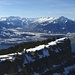 von der Jungfrau bis zu den Ausläufern der Stockhorn-Kette erstreckt sich das prächtige Panorama;
darunter der Thunersee mit Thun am rechten Bildrand