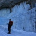 auf einer alten Militärstraße geht es an Eisskulpturen vorbei