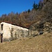 Ställe mit alten Coppi-Dächern oberhalb Corticiasca Val Colla