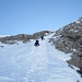 Hier der Abstieg von unten gesehen - gute, tiefe Trittspuren bieten momentan problemlosen Halt für die Skischuhe