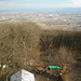 Ausblick von der Klesheimwarte auf das Wiener Becken. Im Vordergrund erkennt man das Dach des Bierzeltes und einen Kinderspielplatz.