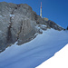 Der Blau Schnee gezeichnet von unseren Spuren fristet ein schattiges Dasein unter den Wänden des Säntis-Gipfel