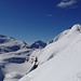 Die letzten Meter auf den Wenglispitz sind zu Fuss über ein Grätchen zurückzulegen (rechts im Bild). Der Gipfelsteinmann ist knapp links neben der Schneekuppe mit der Aufstiegsspur) erkennbar. Links das Chilchalphorn.