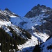 Blick hinauf aus dem Val Plattas zum Piz Caschlegia (rechts; 2935,6m) und dem nahezu gleich hohen Piz Cazirauns (links; 2935m).