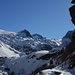 Auf dem Hüttenweg kurz vor der Alp Sura.<br /><br />Über dem Glatscher da Medel verdeckt Felskamm Refugi da Camutschs (2950m) den Piz Medel (3210,7m). Rechts ist der Gipfelrücken des Davos la Buora (2922m).