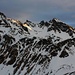 Erste scheue Sonnenstrahlen beleuchten die Gipfel nördlich der Camona da Medel.<br /><br />Von links nach rechts: Piz Caschleglia (2935,6m), Tuor Denter Corns (2905m), Piz Miez (2956m) und Piz Santeri (2881m).