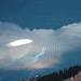 Regenbogenfarben in der Wolkenspiegelung auf dem Brienzersee