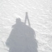 La mia ombra sulla neve, ingigantita dallo zaino mastodontico e dagli sci