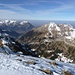 Fabelhafte Aussicht vom Gipfel. Rechts der Dreispitz, dahinter Thun. Links die beginnende Niesenkette.