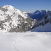 das Gelände weitet sich; links die Wettersteinwand, hinten das westliche Karwendel, dazwischen der kleine Schafreuter