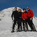 Peter & Romy mit Jacky & Rainer possieren vor dem Gipfel des Piz Beverin