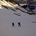 Aufstieg über die bis knapp 40° steile NO Rinne zum Bschießer. Grenzwertig für Schneeschuhe. Im Hintergrund das Stubental und Schönkahler und Pirschling 
