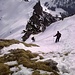 Abstieg vom Bschießer. Ohne Schnehschuhe in der steilen Rinne hinunter Richtung Gratübergang zum Ponten