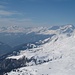 Aussicht vom Mattjisch Horn: Gegen Südwesten ins Schanfigg mit Skigebiet Hochwang. Hinten unten wäre Chur, links hinten der hohe Gipfel der Tödi, eher rechts der höchste der Ringerspitz!