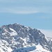 Aussicht vom Mattjisch Horn im Detail: Weissfluhgipfel bei Davos mit den militärischen Anlagen ganz auf dem Gipfel und dem Restaurant etwas rechts vom höchsten Punkt!