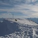 Leider hab ich noch kein Foto vom Gipfel vom Glattwang im Sommer gesehen. Es wäre spannend zu sehen, ob der Gipfel auch so breit ist, oder ob das links vom Kreuz und vom Wegweiser "nur" Schnee ist...