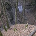 In der Falllinie direkt unterhalb, auf der Höhe des 'Eisfeldes', dürfte sich die "bis zu einem Meter mächtige Schicht von Wetterkalk" befinden. Oben rechts im Bild die mysteriöse Eisenleiter.