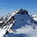Blick von der Lücke (ca. 3040m) östlich des Klein Glaserhorns auf das Tristelhorn. Der Aufstieg durch die schattige NE-Flanke, mit Wechsel in die sonnige SE-Flanke auf etwa halber Höhe bei der markanten Schulter ist gegeben.
