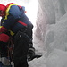 Im Vergleich zu den Einödhöhlen war's am Sedlowina Sattel 5376m zwischen den Elbrus Gipfeln in der Randkluft nicht so gemütlich! Der Einstieg war so eng, daß wir unsere Rücksäcke ablegen mußten. Dafür aber war keine Grubenlampe notwendig.