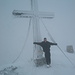Gipfelkreuz mit Anraum auf der Veitsch 1981m bei gefrierendem Nebel