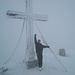 Gipfelkreuz mit Anraum auf der Veitsch 1981m bei gefrierendem Nebel