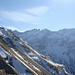 Die steile Westflanke des Rappasteins ist bereits Mitte Februar am Ausapern. Hinten die schattigen Nordwände von Falknis und Vorder Grauspitz 