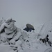 Leichte Blockkletterei bei Schnee und Wolken kurz vor dem Rot Bristen