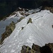 Verschneiter Nordostgrat im Abstieg, am oberen Bildrand der gefrorene Bristensee