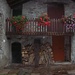 Trovaimo un balcone con fiori di una baita fra i monti di Liscione ed i monti di Lenno